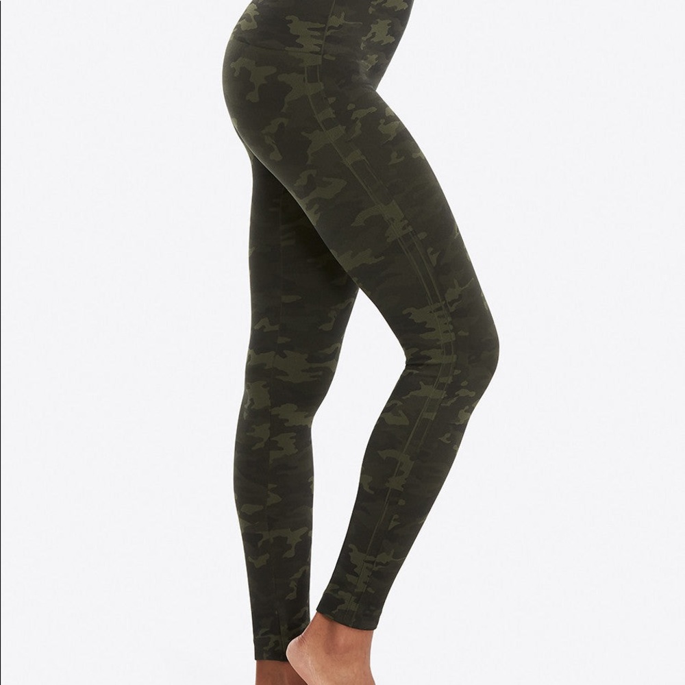 SPANX Look at Me Now Seamless Leggings (in Green Camo - Size S)